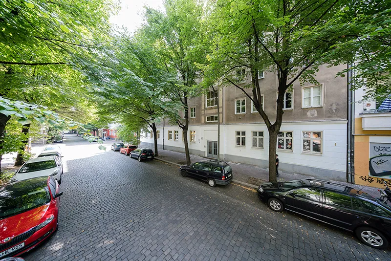 Renovierungsbedürftige Hochparterrewohnung im Herzen von Friedrichshain neu zu vermieten — photo 1